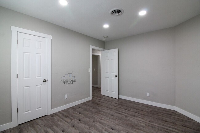Building Photo - 308 N 12th Ave