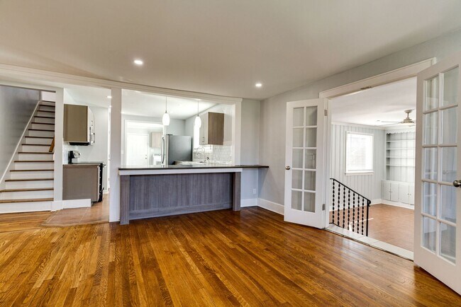Building Photo - Spacious 4 Bed/ 3.5 Bath Home in Madison w Detached Office and Full Bath, 2 Car Garage, 1/2 acres...