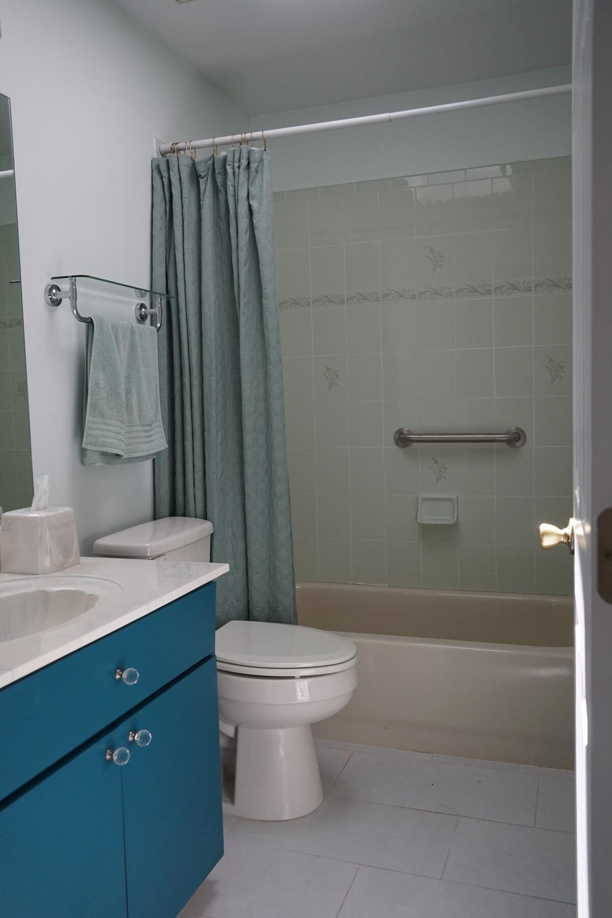 Hall Bath - 3924 NE 22nd St
