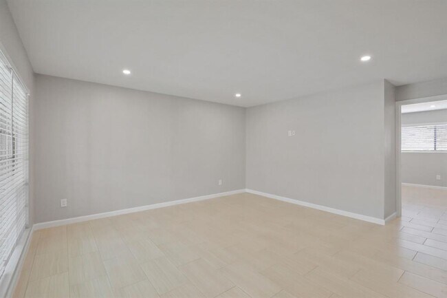 Building Photo - 2121 Fountain View Dr
