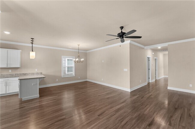 Building Photo - 830 NE Hts Ln