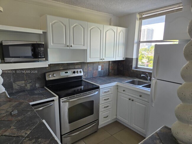 Building Photo - 1801 S Treasure Dr