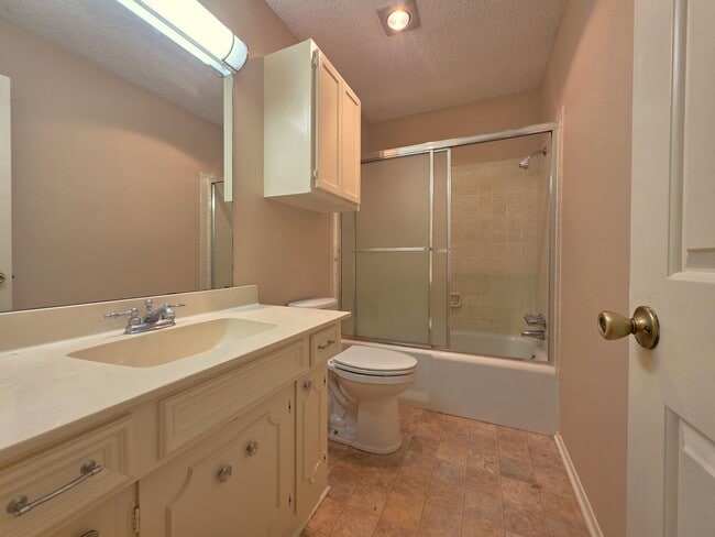 Building Photo - 1404 Woodbridge Dr
