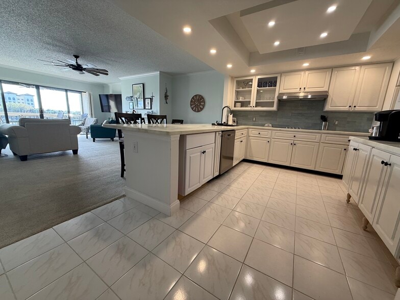 Great open kitchen with new appliances - 2220 Front St