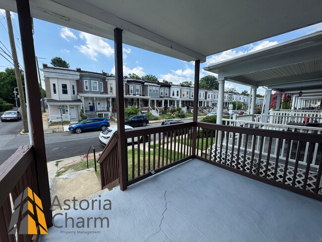 Building Photo - End Unit 3 Bedroom Home with Deck and Yard