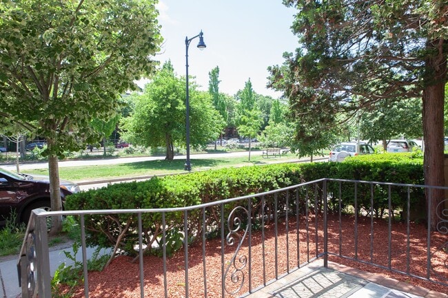 Building Photo - NO BROKER FEE | Renovated 1 Bed on Beacon St | Brookline