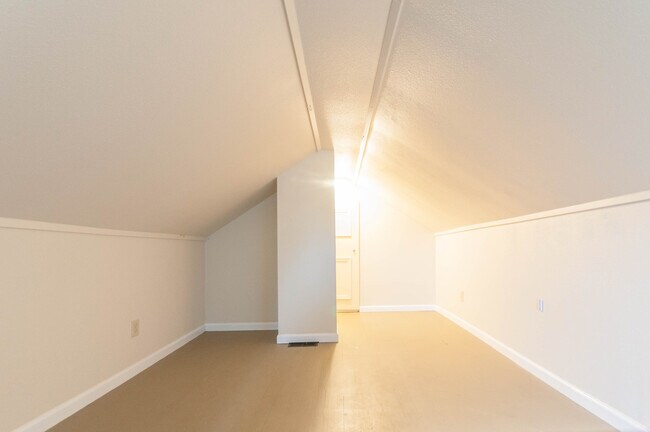 Building Photo - Charming 2-Bedroom, 2-Bathroom House on So...