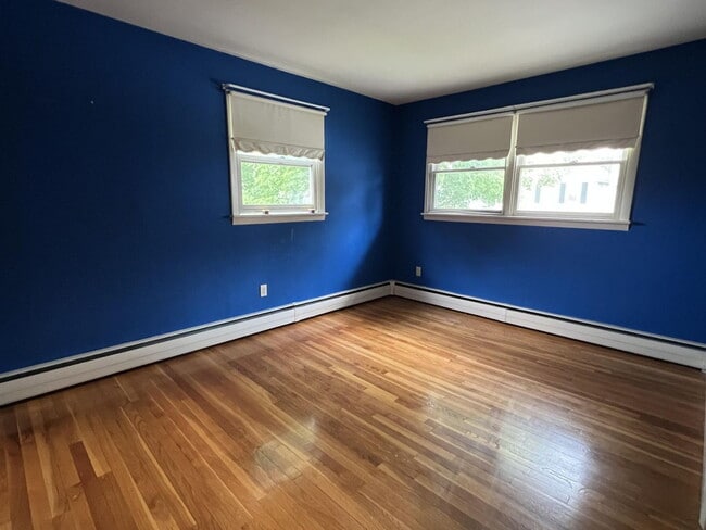 Building Photo - "Charming 3-Bed, 2-Bath Gem on Pearl Street – Your Ideal Bangor Retreat!"