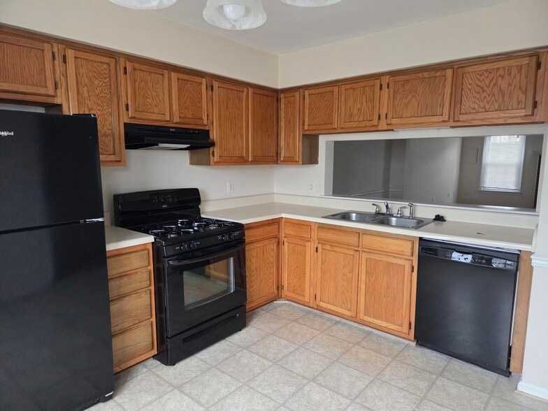 Building Photo - 1615 Mantane Arch