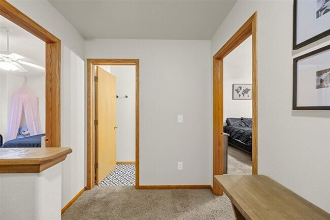 Building Photo - 2 Bedroom, 2-1/2 Bath Townhouse on Iowa City East Side!!