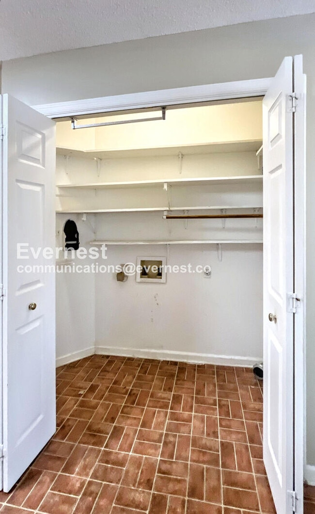 Building Photo - 4911 Hunter Village Dr