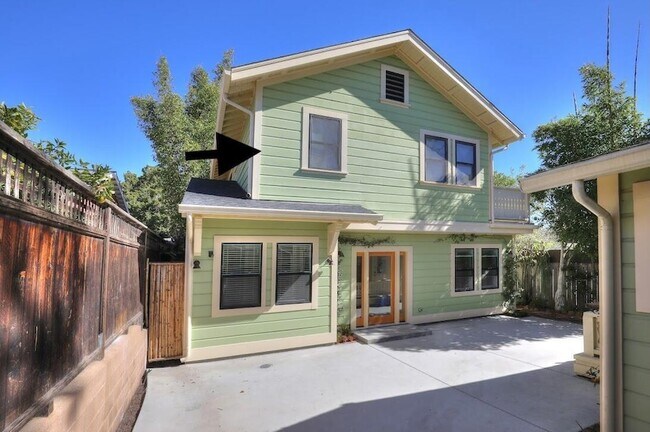 Building Photo - 2206 Parkway Dr