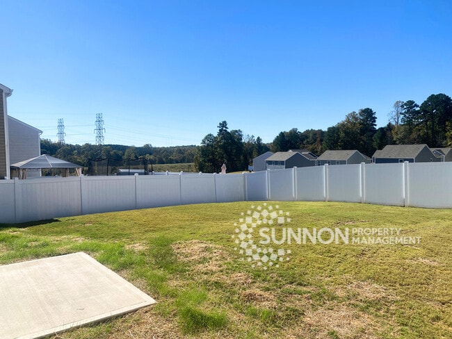 Building Photo - 4 Bedroom 2.5 Bathroom in Dallas NC