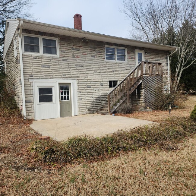 Building Photo - FOR RENT:Cute and Cozy 2 Bedroom, 1 Bath C...