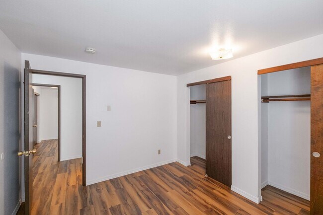 Building Photo - Beautiful 4 Bed, 2 Bath Townhouse with Lots of Closet Space and Laundry In Unit!