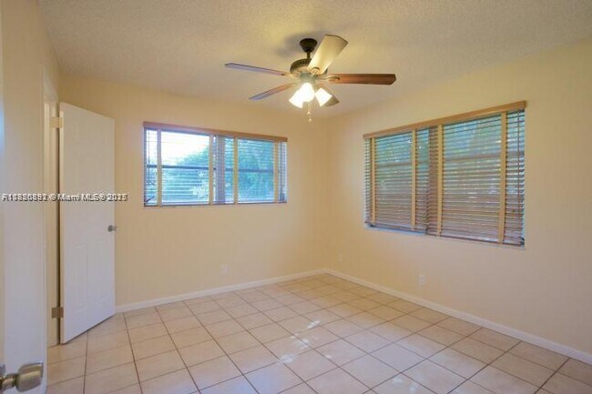 Building Photo - 4770 Holly Dr