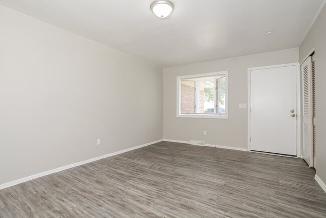 Building Photo - Beautiful All Brick 3 Bedroom Home in Spri...