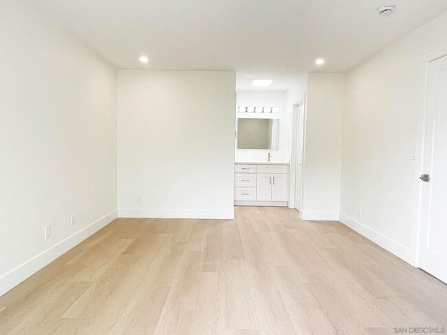 Building Photo - 1093 N Vulcan Ave