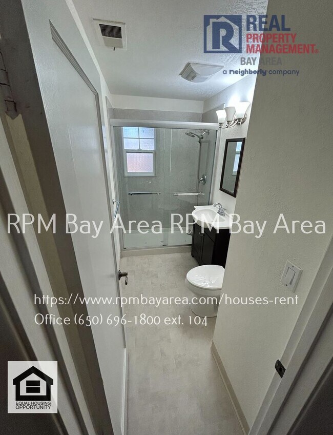 Building Photo - Spacious and Classic Home in Mountainview ...