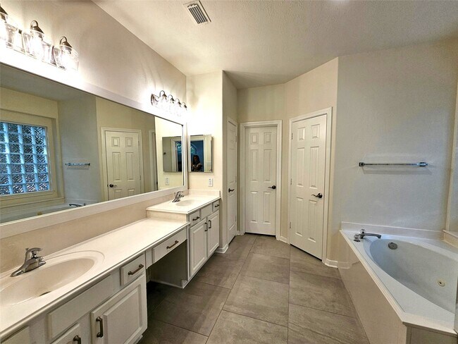 Building Photo - 98 W Knightsbridge Dr