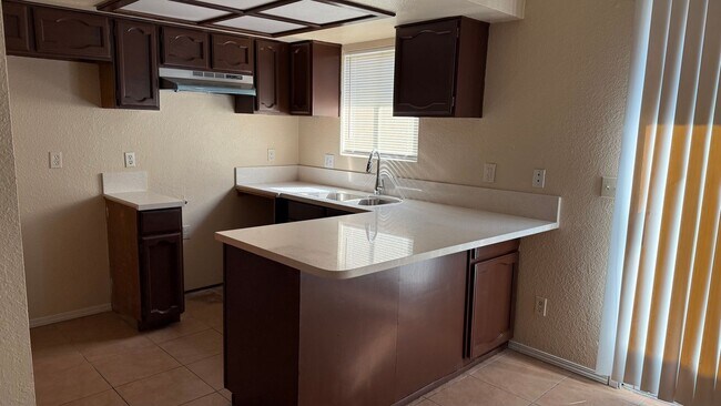 Building Photo - 2 BEDROOMS 1.5 BATHROOMS  TOWNHOUSE AVAILABLE FOR RENT !!!