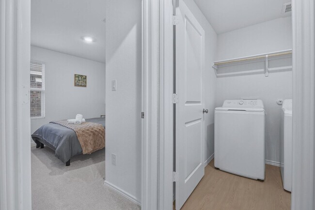 Building Photo - 591 Sormonne Lp