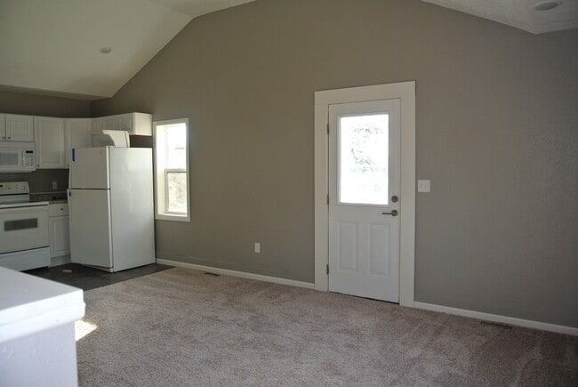 Building Photo - 2 Bedroom House!