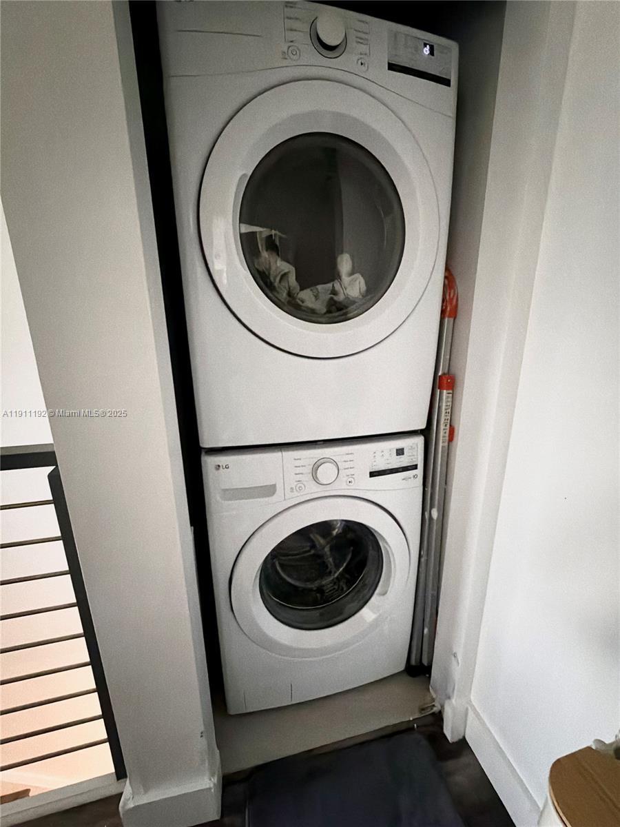 Building Photo - 913 NW 45th Ter