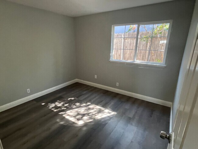 Building Photo - 4 Bed/3 Bath w/Loft.  HURRY won't Last Lon...