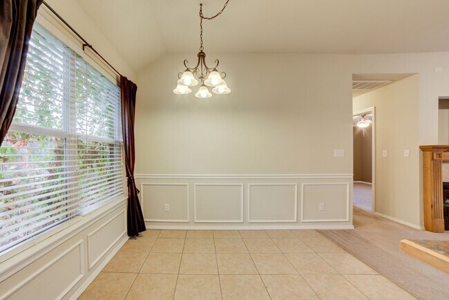 Building Photo - 3 Bed / 2 Bath in Collinsville!
