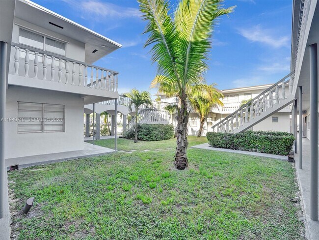 Building Photo - 5112 Hollywood Blvd