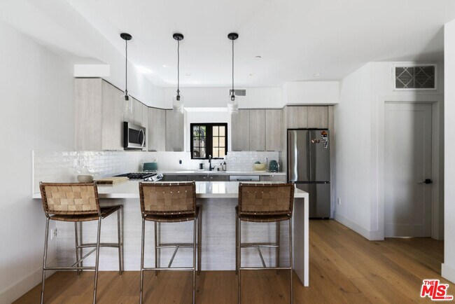 Building Photo - 738 Parkman Ave