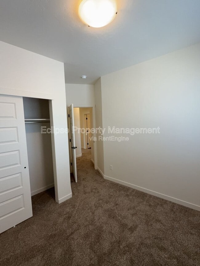 Building Photo - 250 Sasha St