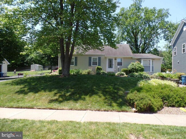 Building Photo - 1820 Pimmit Dr