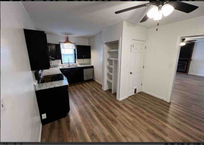 Building Photo - 106 S Park Dr