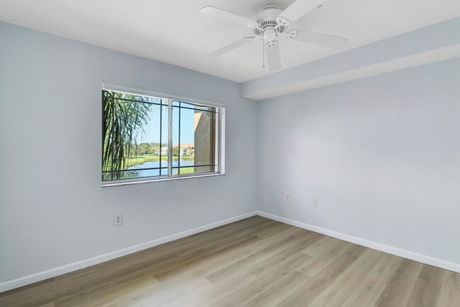Building Photo - 181 SW Palm Dr