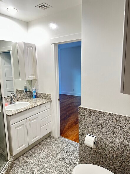 Building Photo - 7231 Vanalden Ave