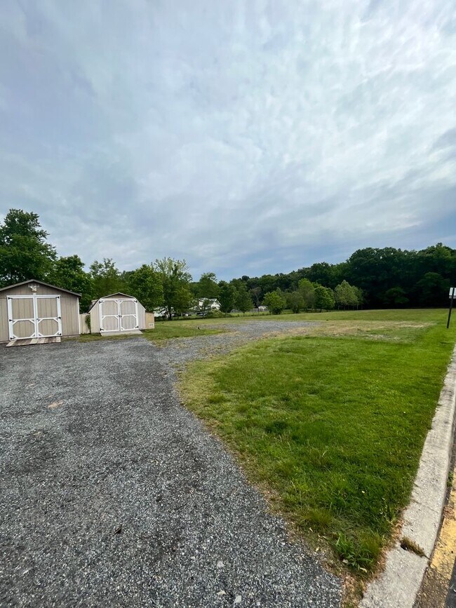 Building Photo - Welcome to 1826 Otts Chapel Road!