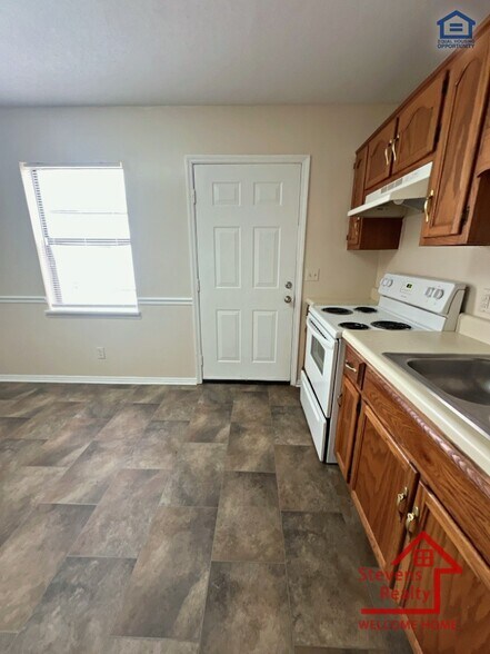Building Photo - 402 Peek Dr