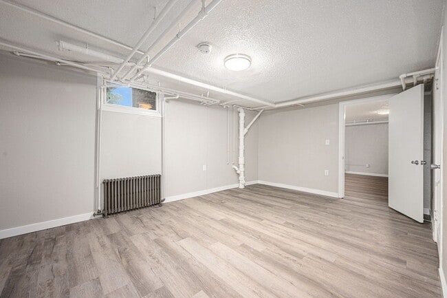 Building Photo - Spacious 1/BR Lower Level Unit- $799- Off ...