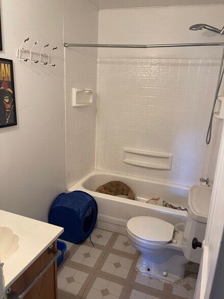 Building Photo - 813 S Mitchell St