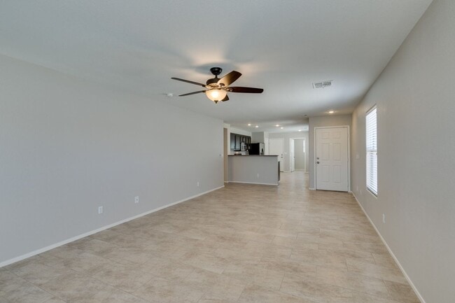 Building Photo - 2 bedroom + Den- Upgraded Flooring ready for immediate move in