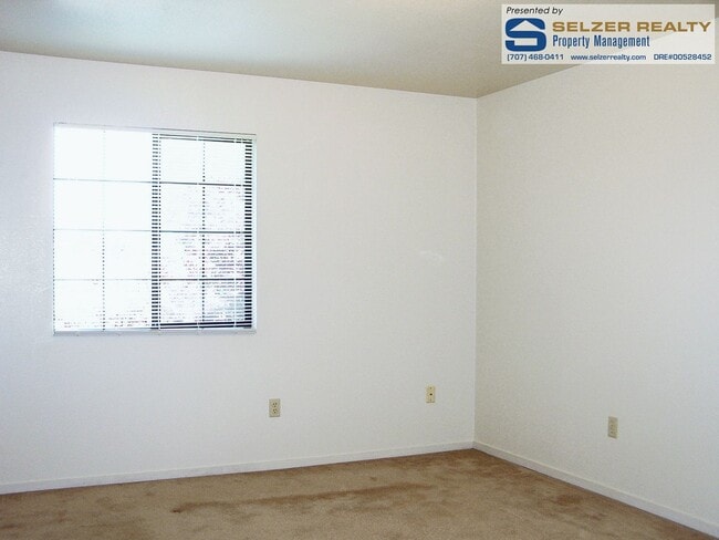 Building Photo - 890 S Orchard Ave
