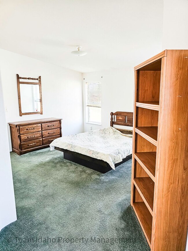 Building Photo - 2001 Manufactured Home on 160 Acre Farm ne...