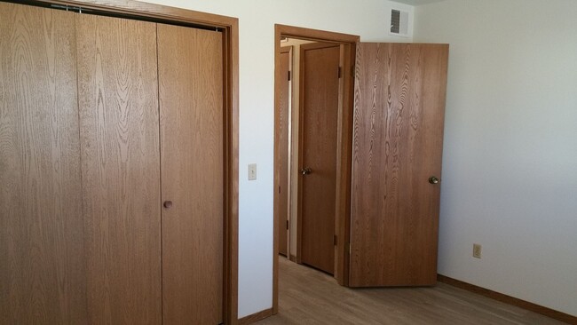 Building Photo - 1 bedroom, 1 bath condo on Iowa City's wes...