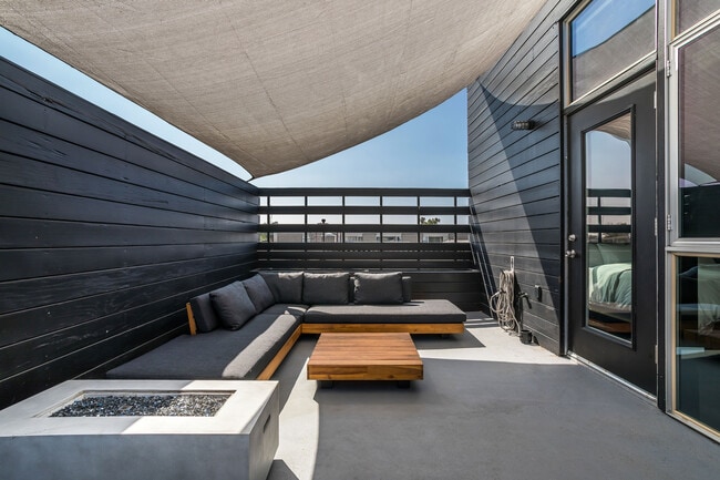 Building Photo - 825 Kings Rd