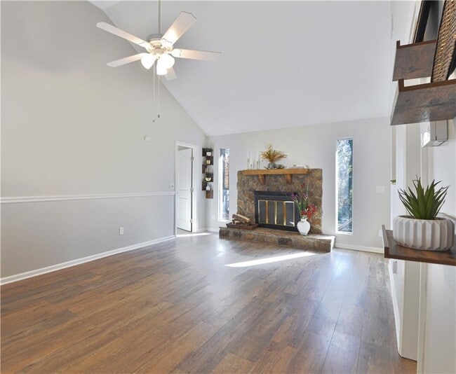 Building Photo - 736 Regina Ct NW