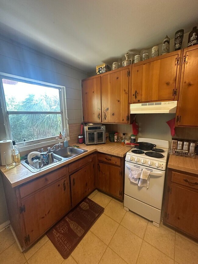 Building Photo - 717 Edgewood St