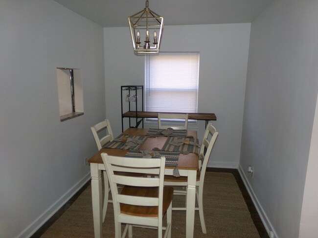 Building Photo - Furnished unit