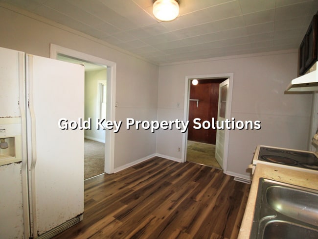 Building Photo - Updated 2 BR 1 BA House with New Flooring and Paint (SECTION 8 APPROVED)